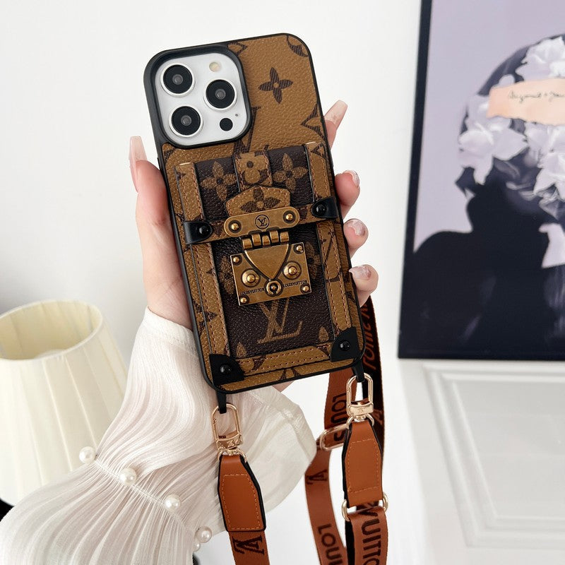 Luxuriöse iPhone-Hülle mit brauner Umhängetasche und Kette