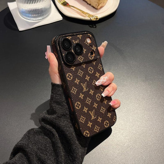 Funda premium para iPhone con textura de cuero y monograma