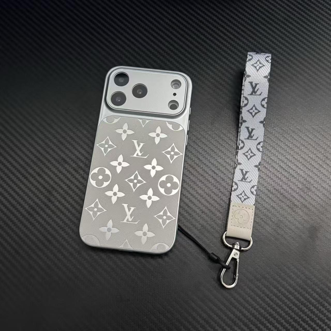 حافظة هاتف جلدية فاخرة بنمط Monogram مع حماية كاملة للكاميرا