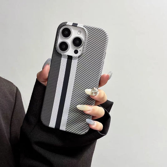 Minimalistické pouzdro na telefon s barevným vzorem z uhlíkových vláken
