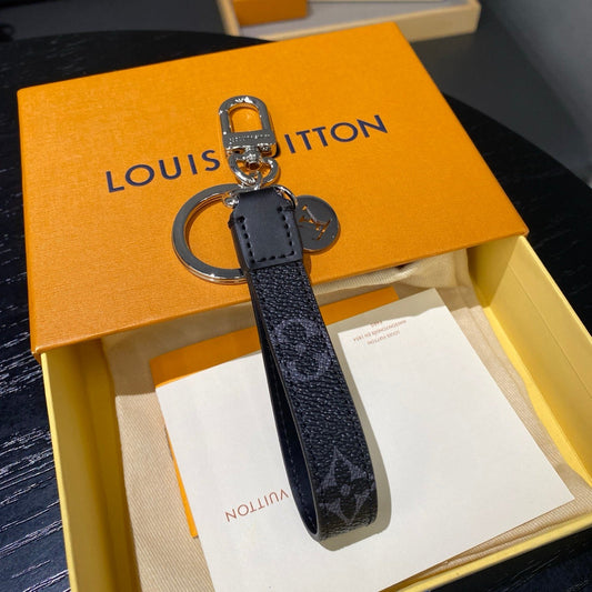 Luxuriöser Leder-Schlüsselanhänger – klassisches Monogramm-Design