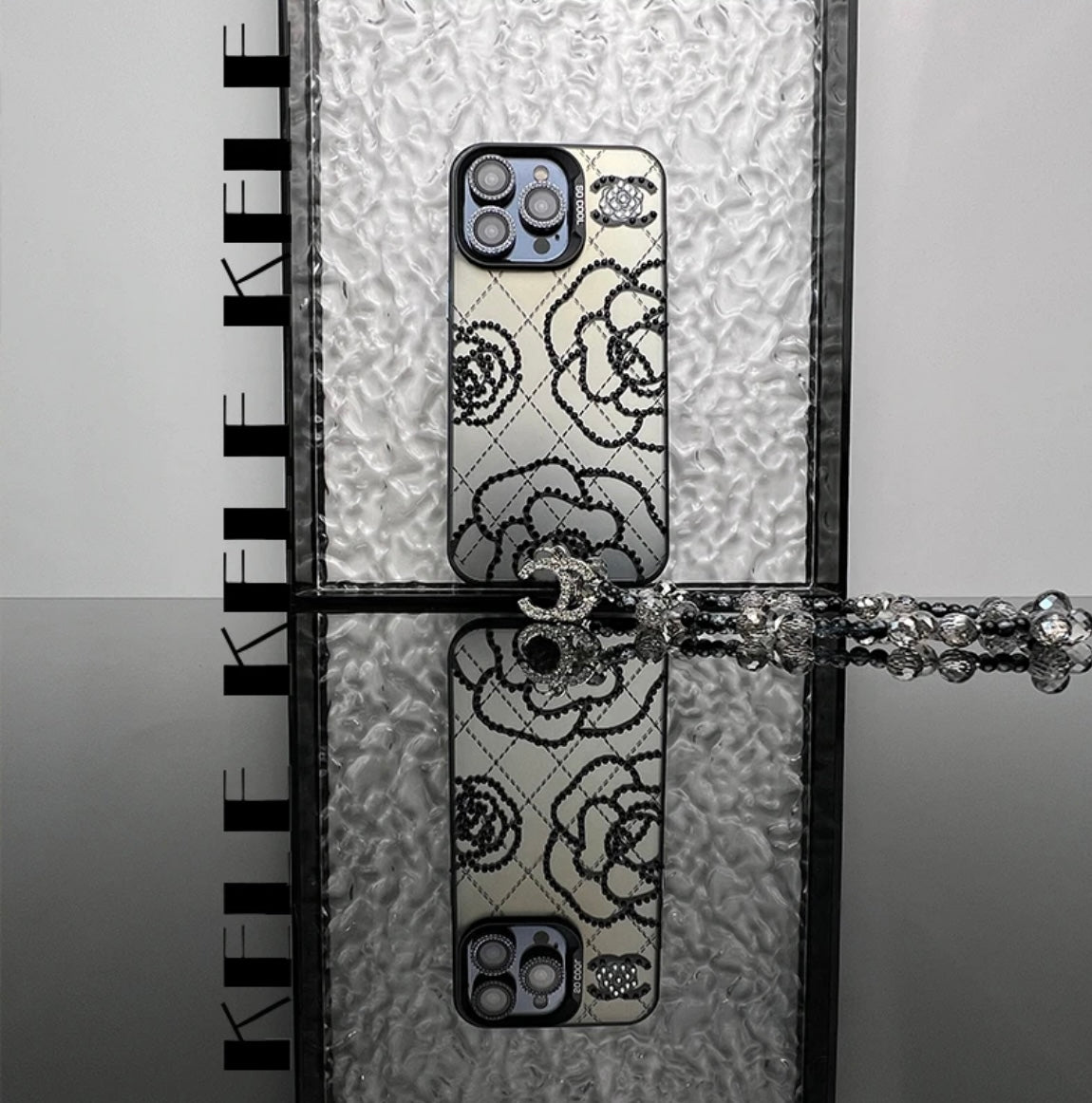 CAZĂ IPHONE INSPIRATĂ DE CAMELIA CU DESIGN UNIC