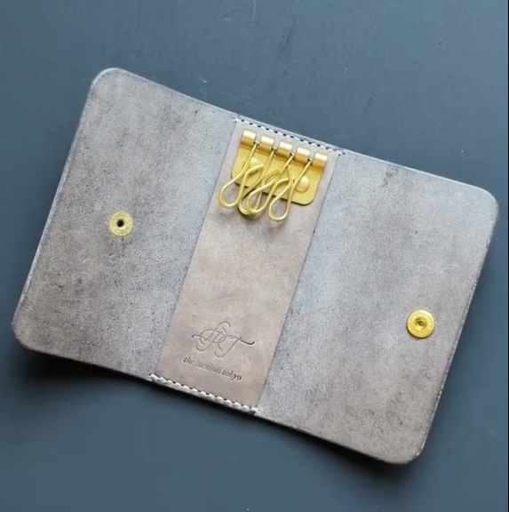 Ručně vyrobený vintage kožený klíčenka s mosaznými háčky