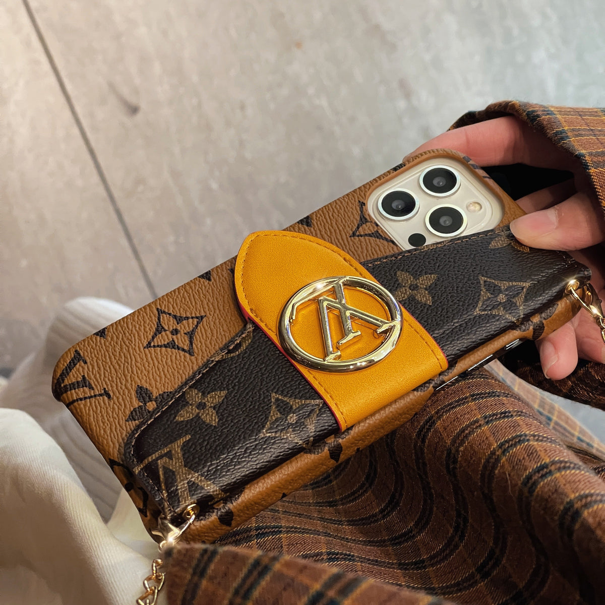 Custodia per iPhone con portacarte di lusso a tracolla