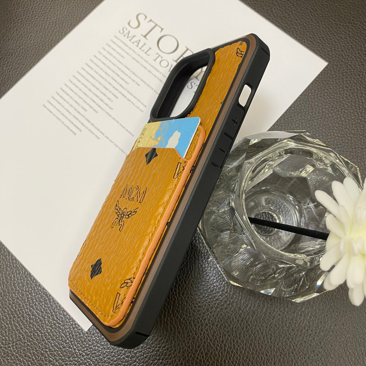 Funda para iPhone MCM con tarjetero Amarillo-MCK240603