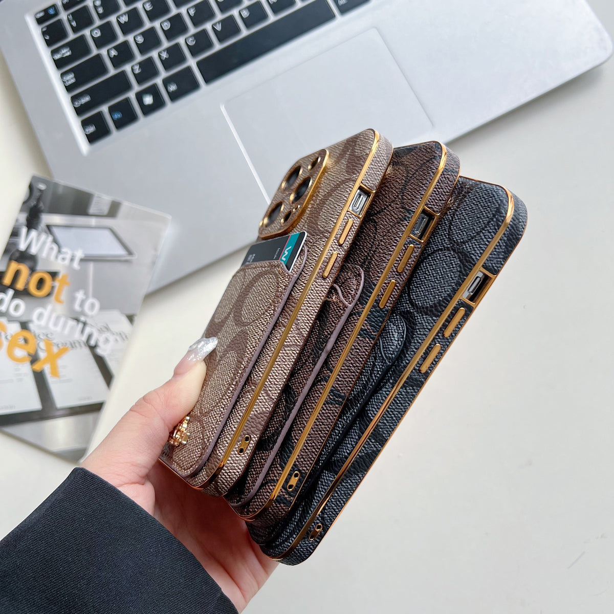 Klasické pouzdro na iPhone s držákem karty černé -KB241651