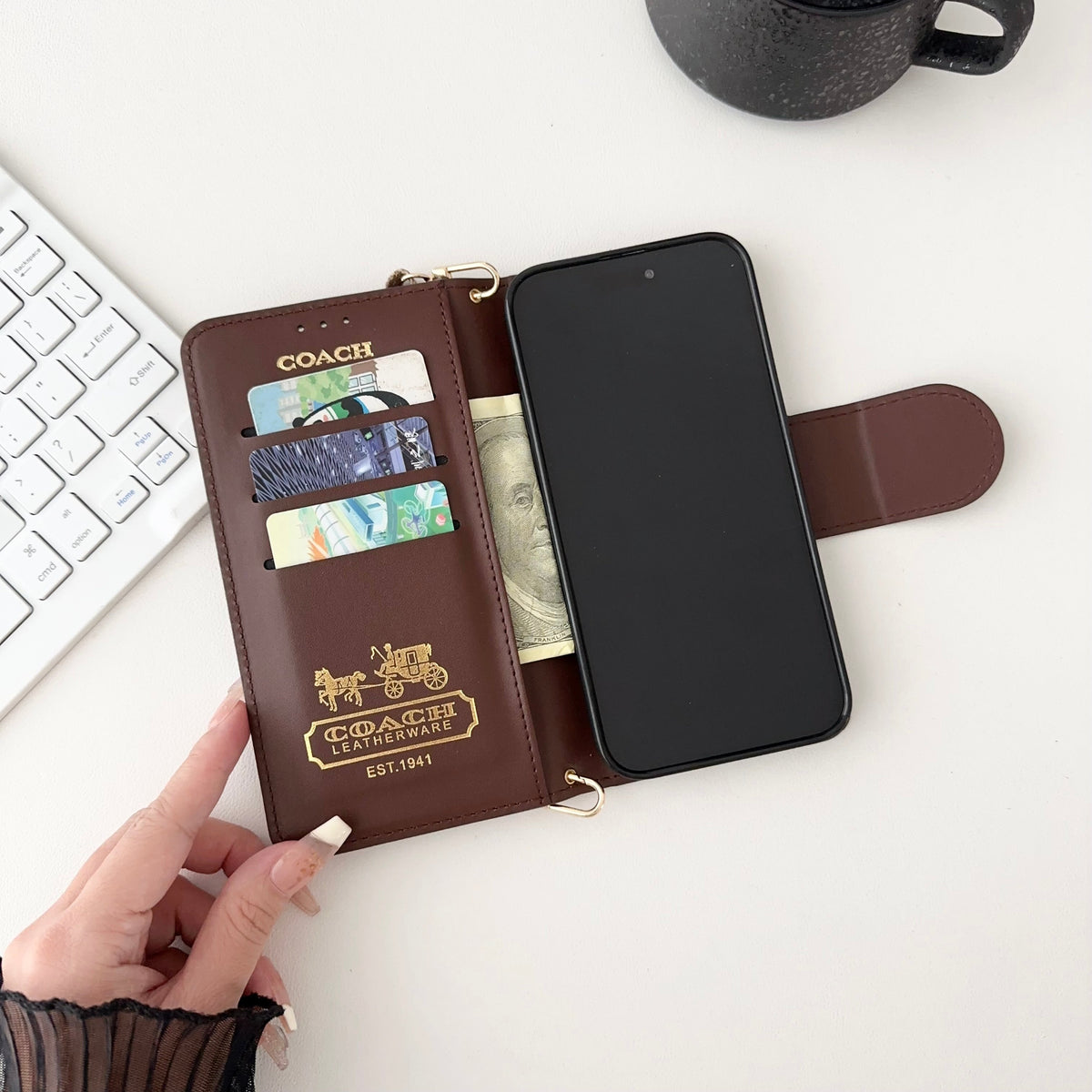 Capa clássica de couro para iPhone com porta-cartões preta