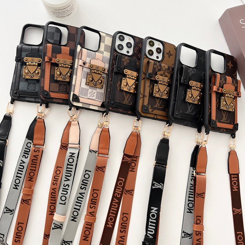 Luxuriöse iPhone-Hülle mit brauner Umhängetasche und Kette