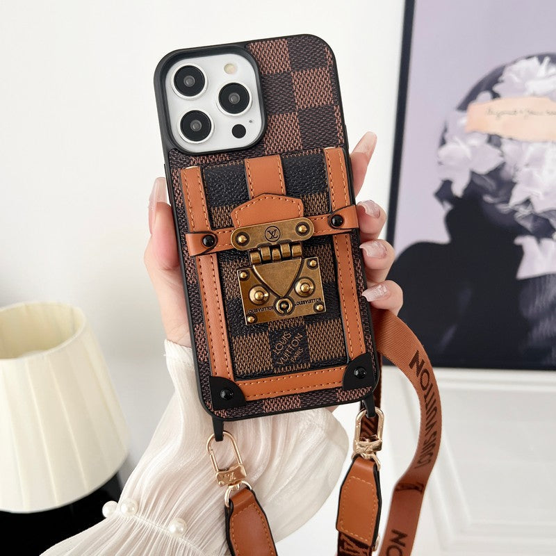 Luxuriöse iPhone-Hülle mit brauner Umhängetasche und Kette
