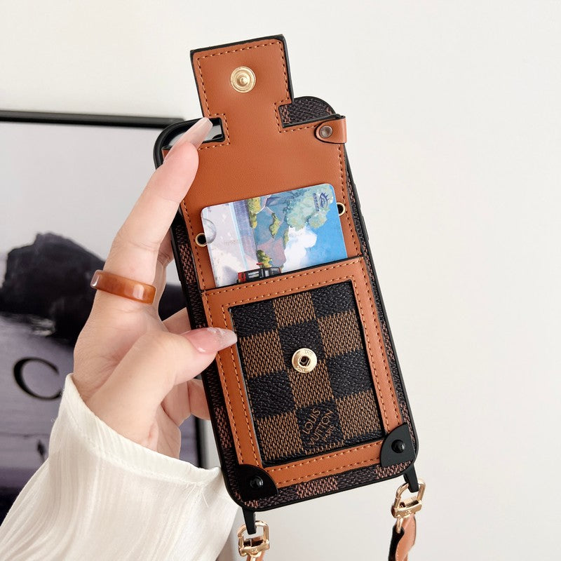 Luxuriöse iPhone-Hülle mit brauner Umhängetasche und Kette