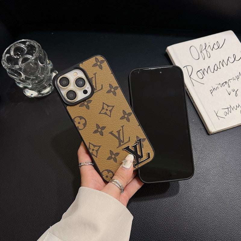 Luxuriöse iPhone-Hülle aus schwarzem Leder mit Logo