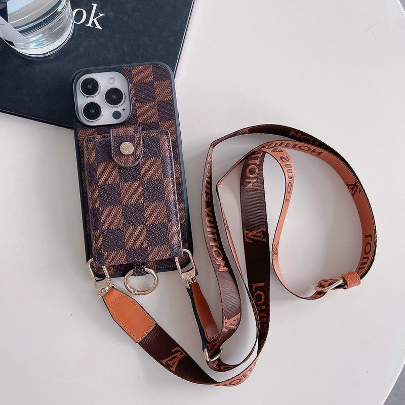 Luxuriöse iPhone-Hülle mit Kartenetui und klassischer Kette