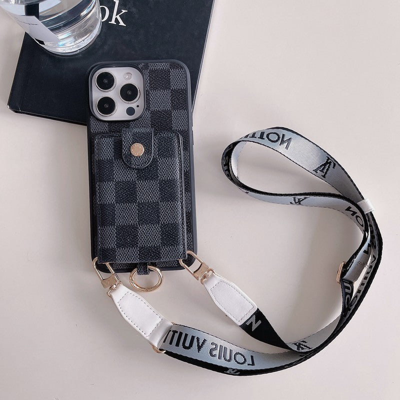 Luxuriöse iPhone-Hülle mit Kartenetui und klassischer Kette