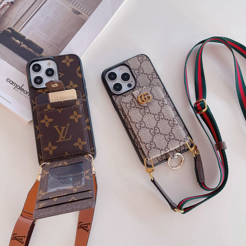Luxuriöse iPhone-Hülle mit Kartenetui und klassischer Kette