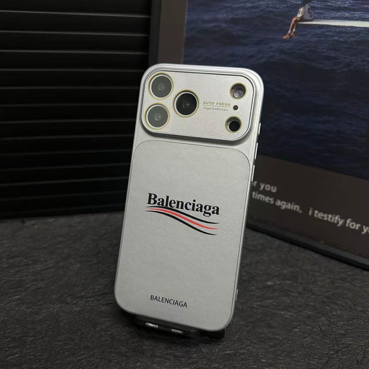 Von Balenciaga inspirierte, matte iPhone-Schutzhülle mit vollständigem Linsenschutz