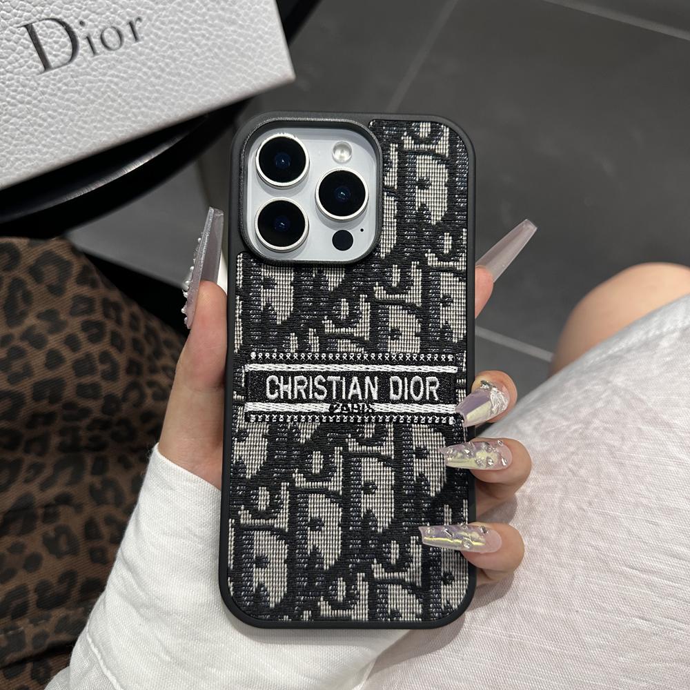 Capa para iPhone em tecido inspirada em designer com detalhes bordados