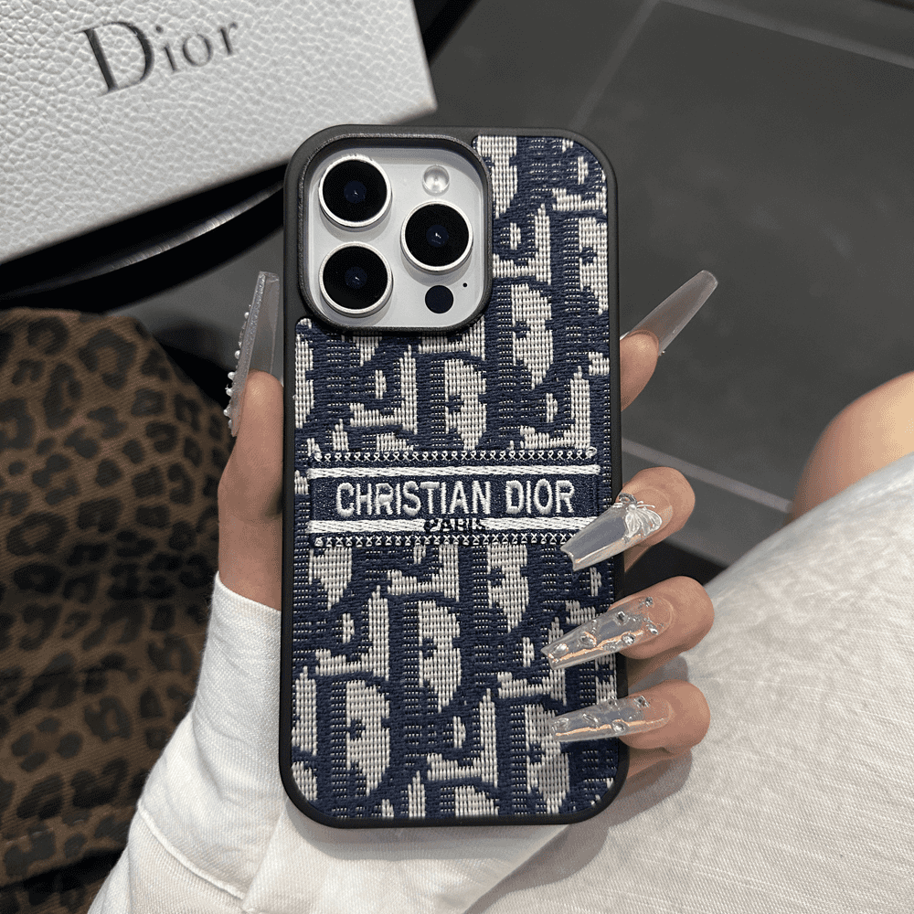 Capa para iPhone em tecido inspirada em designer com detalhes bordados