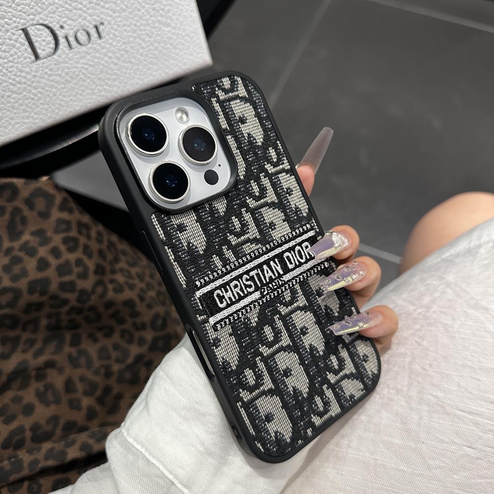Capa para iPhone em tecido inspirada em designer com detalhes bordados