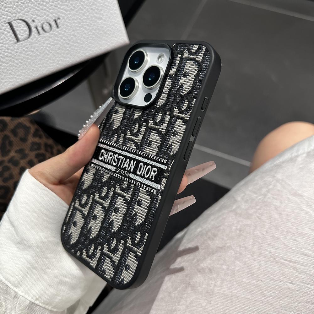 Capa para iPhone em tecido inspirada em designer com detalhes bordados