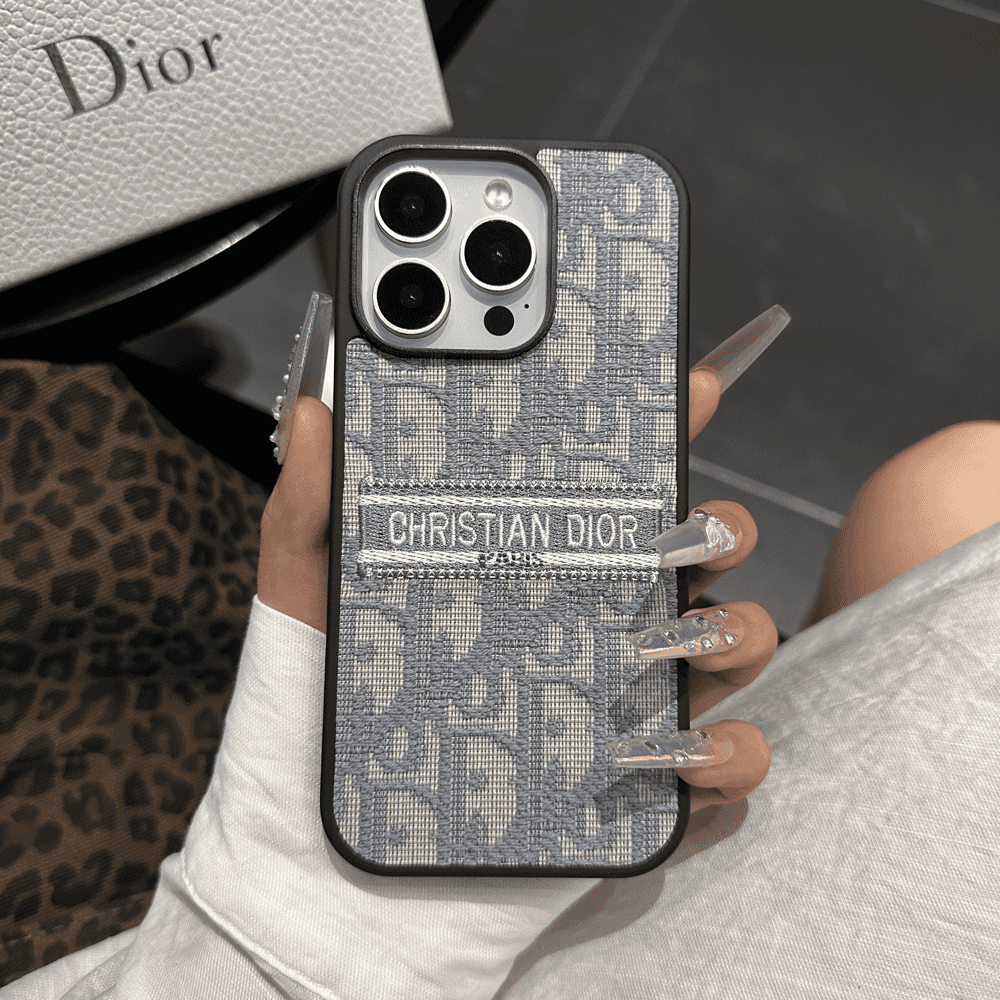 Capa para iPhone em tecido inspirada em designer com detalhes bordados