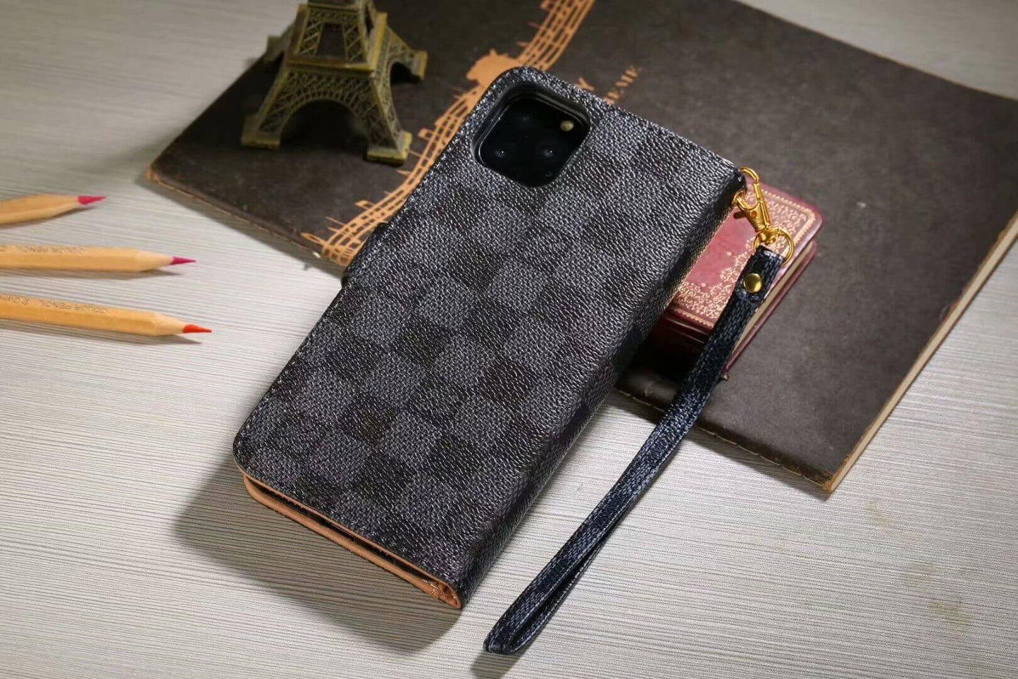 Luksuzna torbica novčanik s monogramom za iPhone – crna šahovnica
